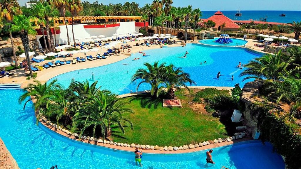 Päiväämättömässä Finnmatkojen arkistokuvassa Blue Village Seven Seas Siden allasalue.