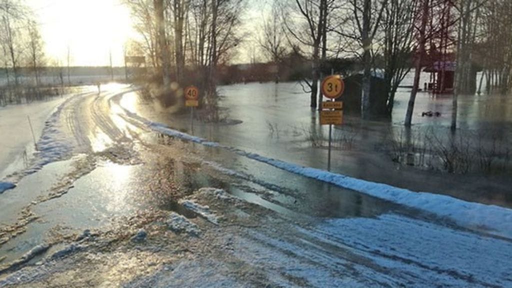 Kokemäenjoen pinta nousee edelleen. Vesi on jo noussut paikallistielle ja kastellut peltoja. Kuva Marko Toivio, Satakunnan pelastuslaitos