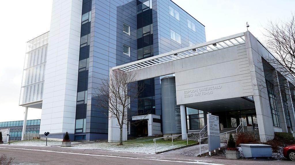 Mies ampui naapuriaan otsaan ja sytytti tulipalon asunnossaan heinäkuussa 2017 Espoossa. Käräjäoikeus antoi asiassa tuomion tänään.