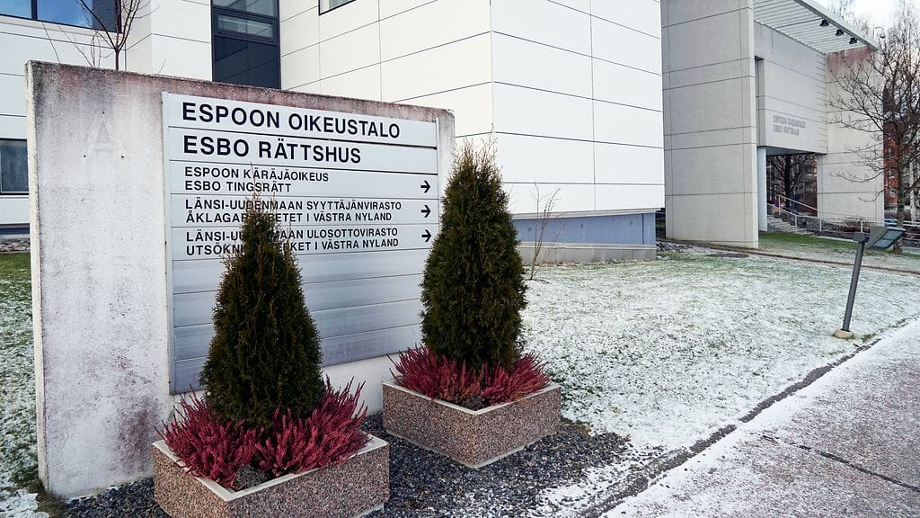 Iäkäs mies tuomittiin virkamiehen häiriköinnistä. Kuvituskuva.