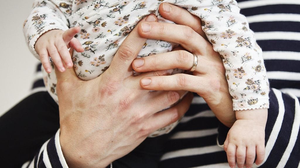 Tasa-arvoon pyrkivästä ruotsalaisesta yhteiskunnasta huolimatta naiset käyttävät yhä leijonanosan vanhempainvapaasta huolehtiakseen lapsesta.