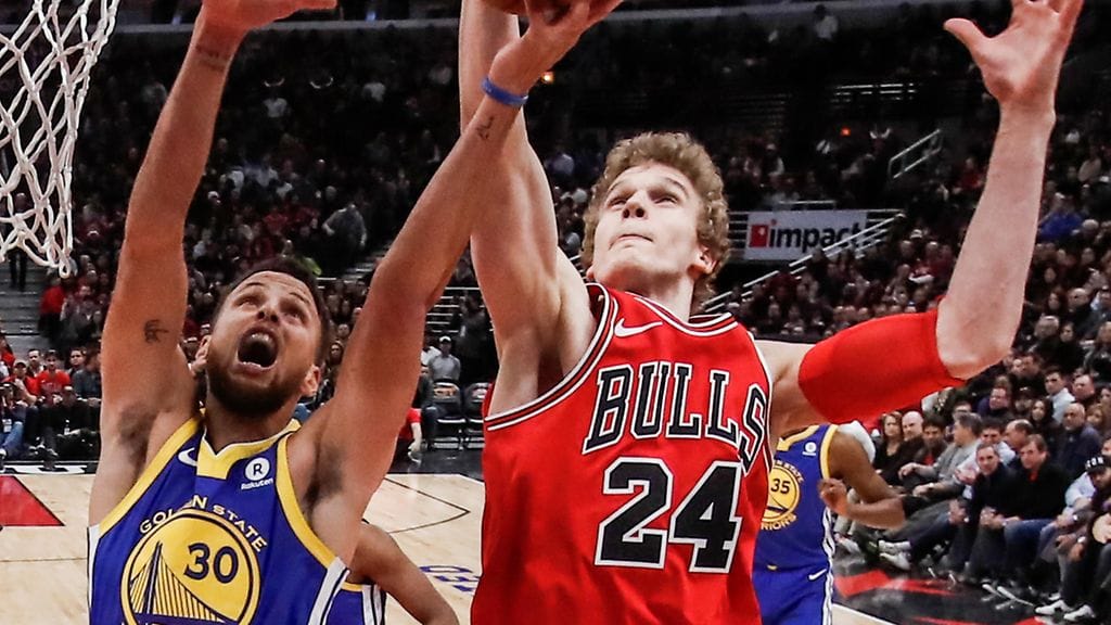 Stephen Curry ja Lauri Markkanen levypallotilanteessa.