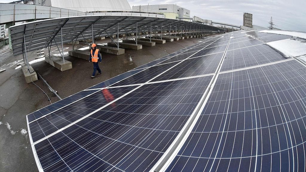 Thernobyliin rakennettu aurinkovoimala sijaitsee vain sadan metrin päässä tuhoutunutta ydinvoimalaa suojaavasta sargofagista.