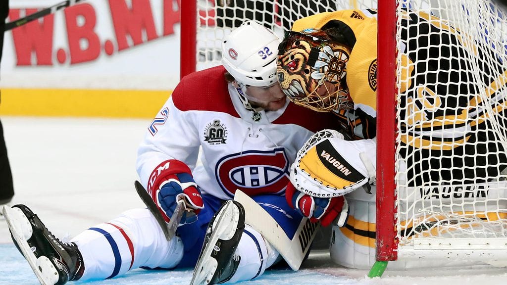 Tuukka Rask vaihtaa kuulumisia Montrealin Jonathan Drouinin kanssa.