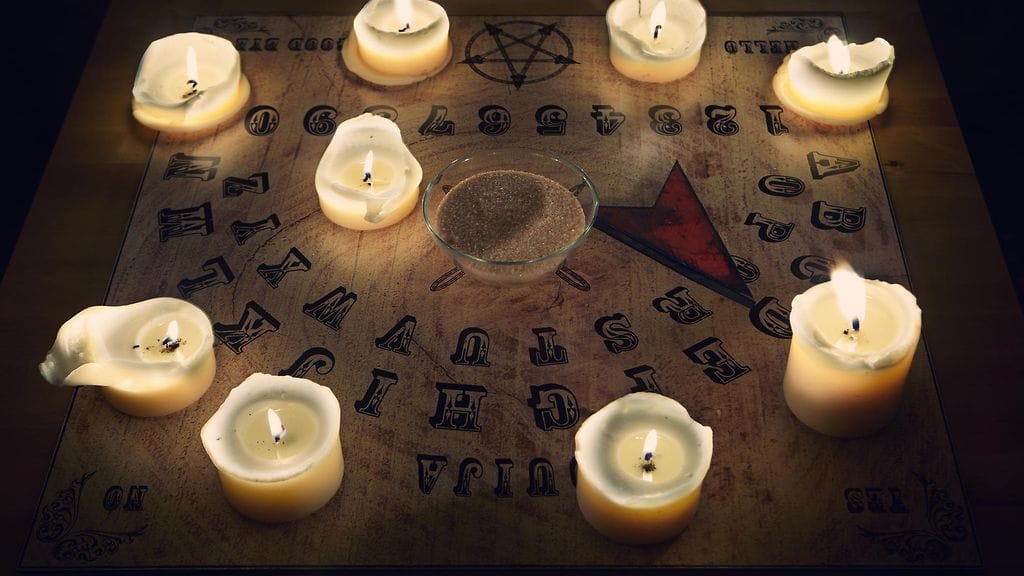 Ouija-lautaa käytetään spiritismissä viestien saamiseksi tuonpuoleisesta.