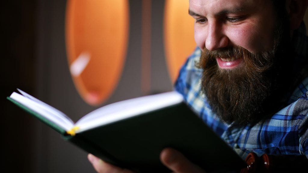 Ääneen lukemalla asiat painuvat mieleen. Kuvituskuva.