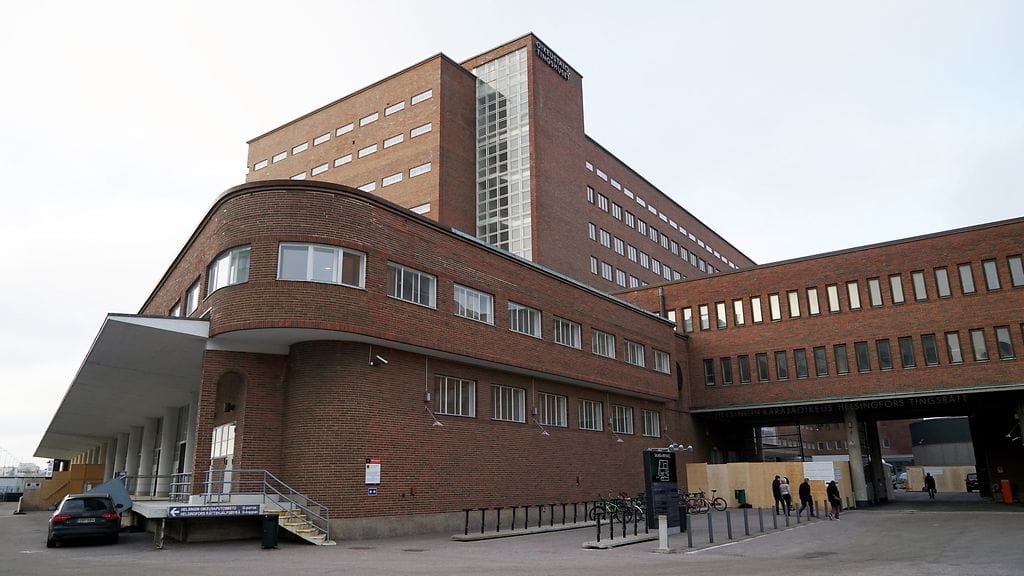 Syyttäjä vaatii kahdelle miehelle sakkotuomiota toimittaja uhkailusta.