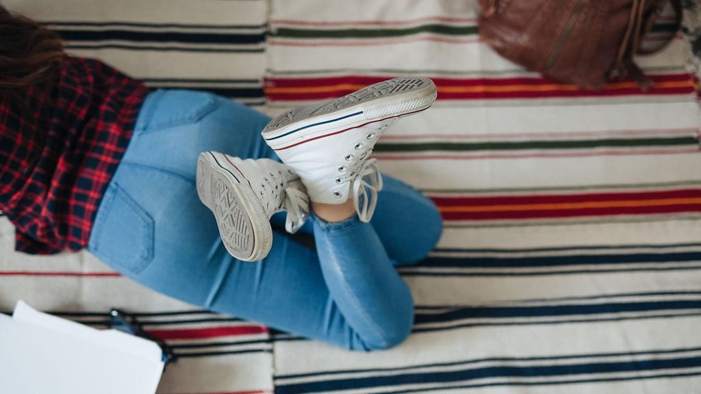 Helen kirjoitti karun kirjeen otsikolla ”Avoin kirje 35-vuotiaille mieskavereilleni, joka deittalevat 24-vuotiaita ja valittavat minulle siitä”. Kuvituskuva.