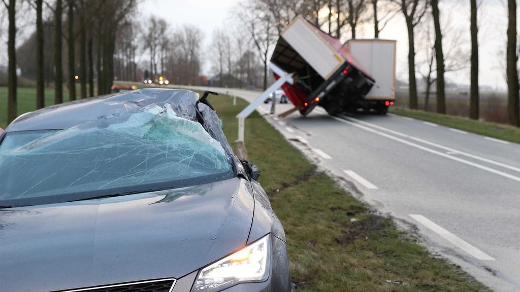 Alankomaissa riehuva myrskytuuli on kaatanut ajoneuvoja.
