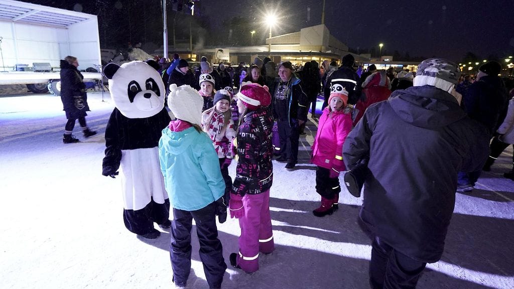 Kaupunkilaiset odottamassa kun Ähtärissä järjestettiin pandakarnevaalit 18. tammikuuta 2018