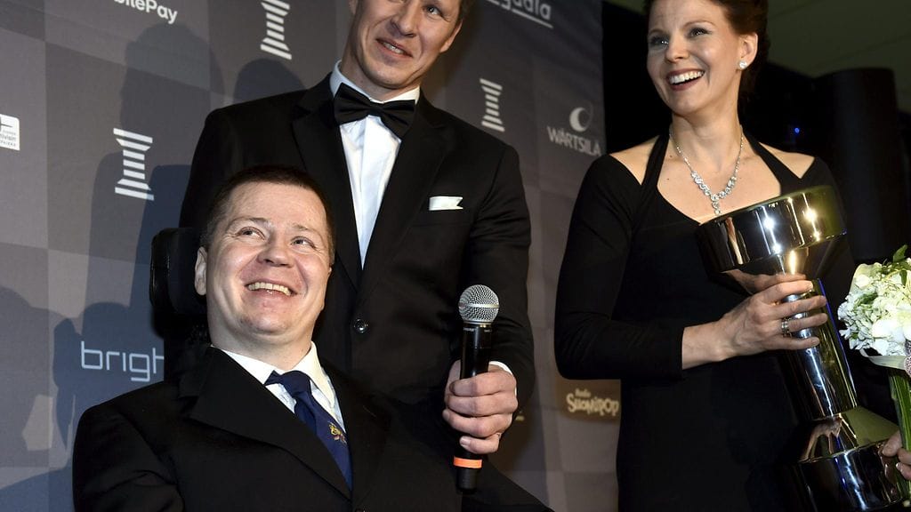 Jari Mönkkönen (vas.) vierellään vaimo Sanna Mönkkönen ja takana Jani Tanskanen.