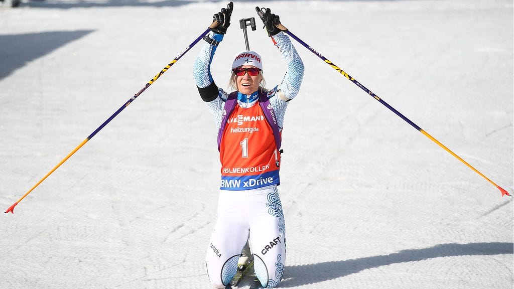 Mari Laukkanen muisti takaa-ajokisan voitettuaan Holmenkollenilla Asko Nuutista. Laukkanen kilpaili surunauhassa.