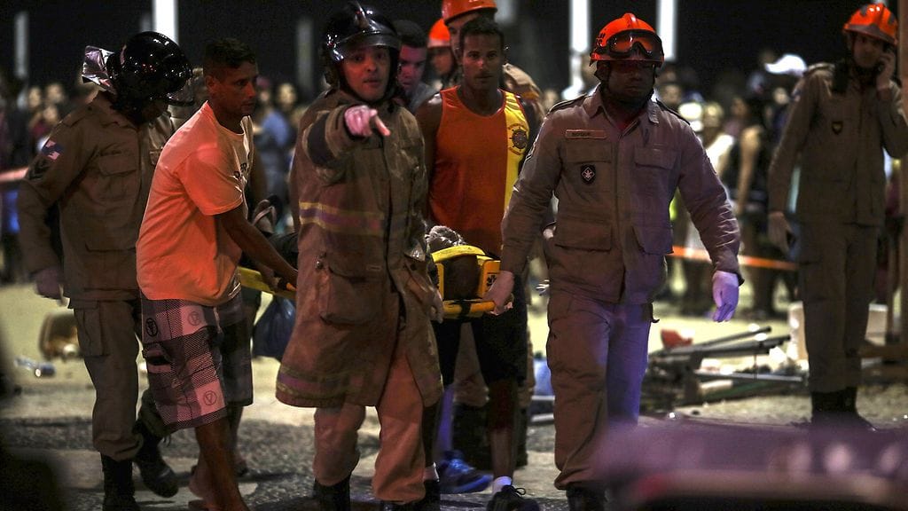 Pelastustyöntekijät auttoivat loukkaantuneita Copacabanan rantakadulla.