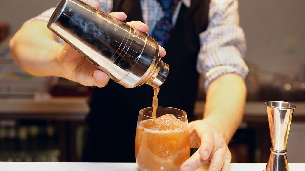 Vaikka baarissa olisi ruuhkaa, muista käytöstavat.