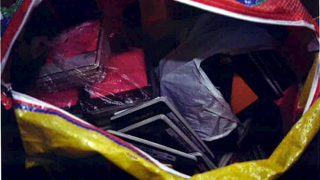 Sisä-Suomen poliisilaitoksen esitutkintamateriaalista peräisin oleva kuva syytetyn asunnosta löytyneistä marjanpoimijoiden passeista 28.9.2016. Keskisuomalaiselle marjanpoimintayrittäjälle vaaditaan yli kolmen vuoden ehdotonta vankeusrangaistusta ihmiskaupasta. Syyttäjän mukaan mies värväsi thaimaalaisia marjanpoimijoita Suomeen pakkotyöhön ja ihmisarvoa loukkaaviin oloihin kesällä 2016. Epäiltyjä uhreja on 26.