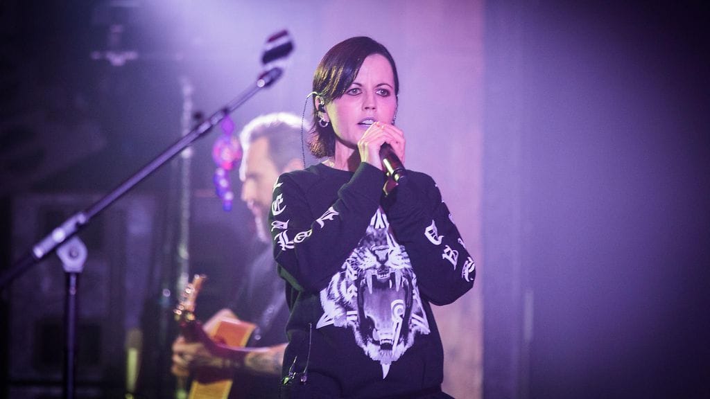 Tällä viikolla kuolleena hotellihuoneestaan Lontoossa löydetty The Cranberries -laulaja Dolores O'Riordan lavalla 20. toukokuuta 2017 Lontoossa.