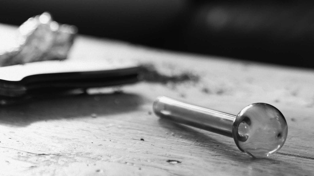 Sillanpään hallussa oli kiinniotettaessa lasinen piippu, jota käytetään kristallimuotoisen metamfetamiinin höyrystämiseen. Vaikutus on tällöin nuuskaamista tai syömistä nopeampi. Kuvituskuva.