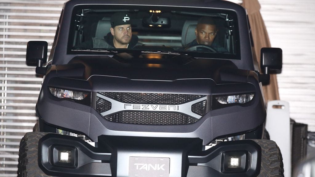 Rezvani Tankin ratin takana istuva Jamie Foxx tallentui myös paparazzin kameraan.