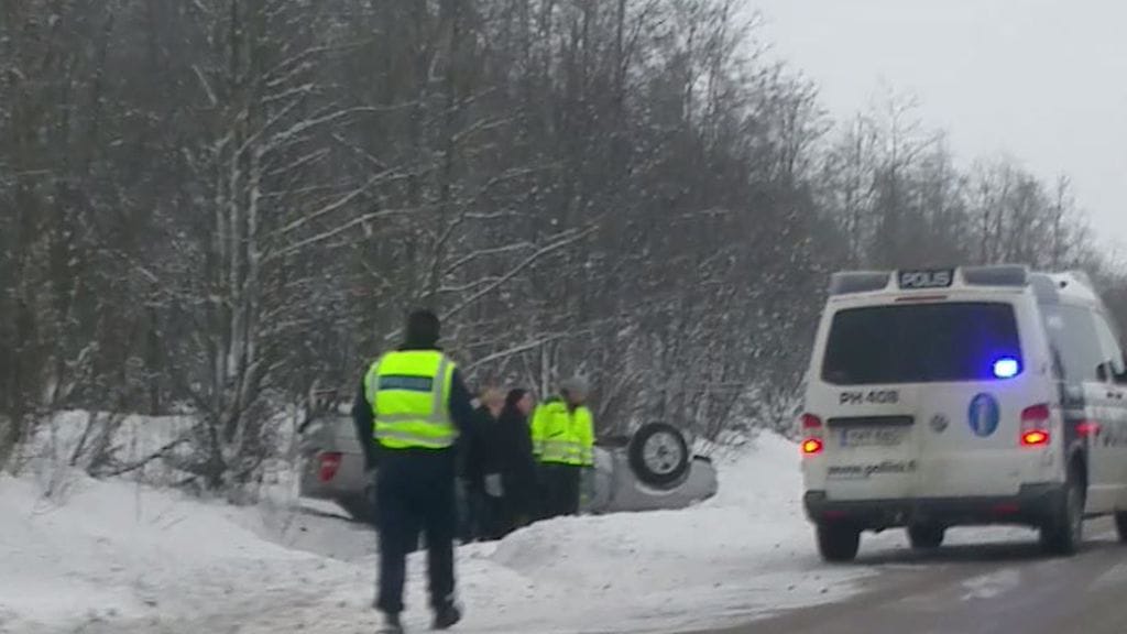 Autossa olleet kaksi ihmistä pääsivät itse pois ulosajon jälkeen. Kuva: Jaana Päkkilä