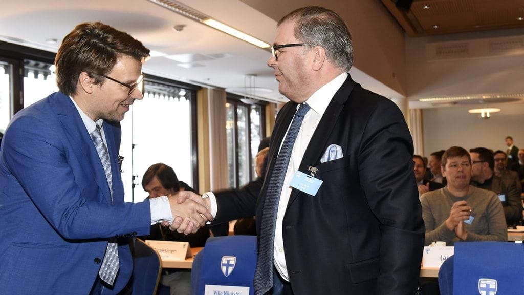 Ari Lahti (oik.) sai valinnastaan onnittelut Ville Niinistöltä.