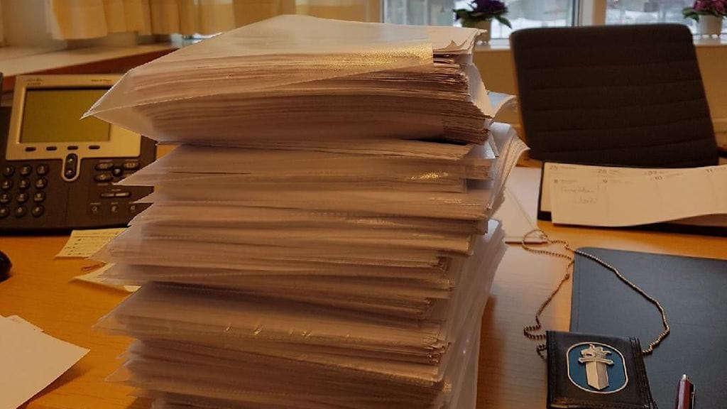 Poliisi julkaisi kuvan esitutkintamateriaalin määrästä.