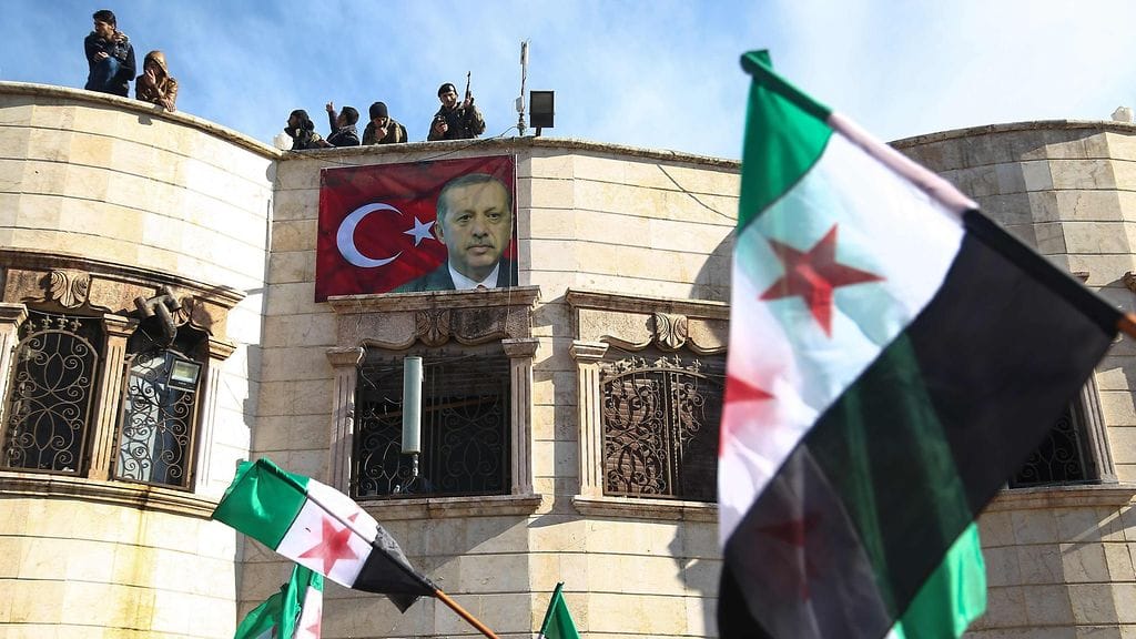 Turkin lippua ja Recep Tayyip Erdogania esittävä seinälippu ja Syyrian kapinallisten lippuja kapinallisten hallitsemassa Azazin kaupungissa Pohjois-Syyriassa.