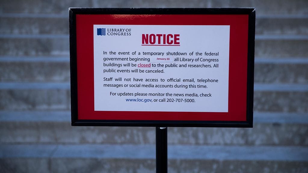 Ilmoitus kongressin kirjaston ulkopuolella kertoo rakennuksen olevan suljettu niin työntekijöiltä kuin yleisöltäkin.