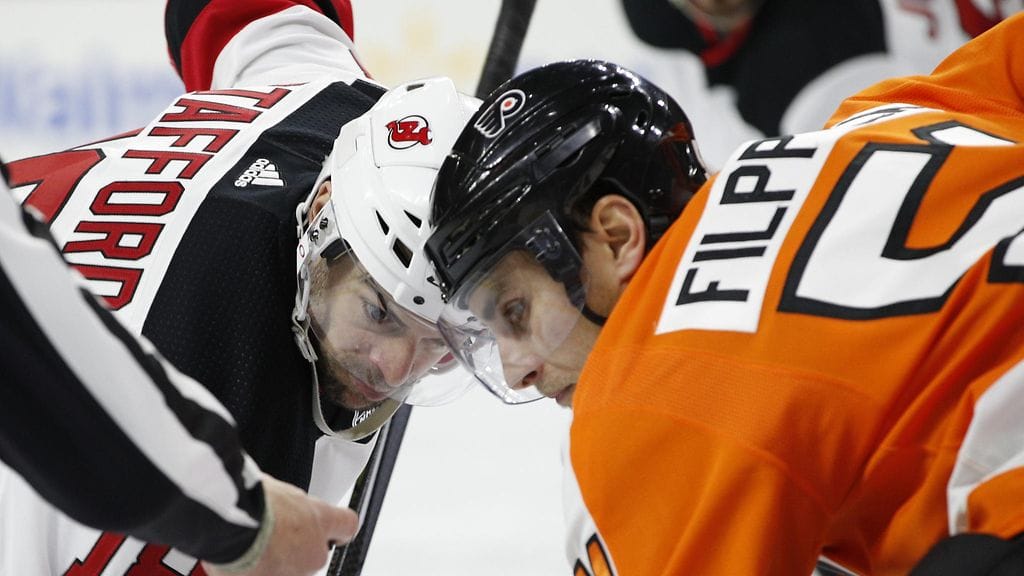 Valtteri Filppula aloituksessa New Jerseyn Drew Staffordia vastaan.