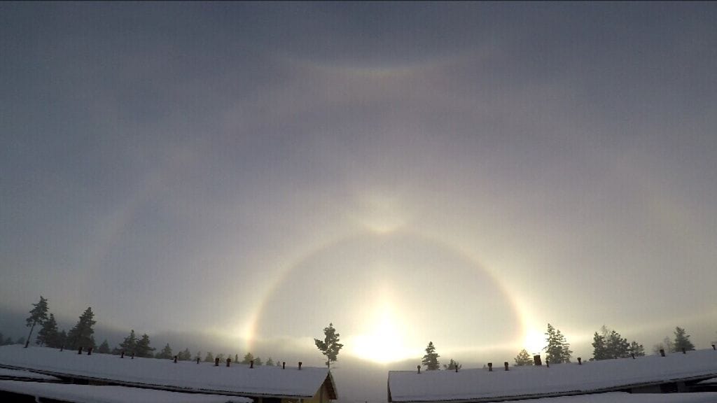 Kannatti kiivetä lumikasan päälle, sillä näin upea kuva tallentui Tuomas Korpihalkolan kameralle.