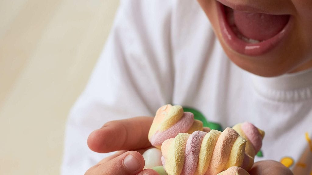 Kurkkuun jäänyt vaahtokarkki oli lähellä maksaa pikkupojan hengen.