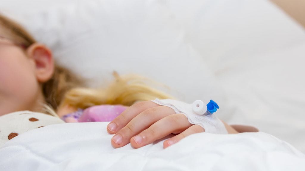 Käteen asennettu kanyyli aiheutti pikkutytölle vakavia seurauksia.