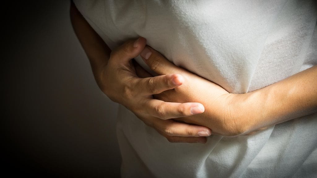 Vatsasyöpä voi aiheuttaa edenneenä esimerkiksi ylävatsakipuja.