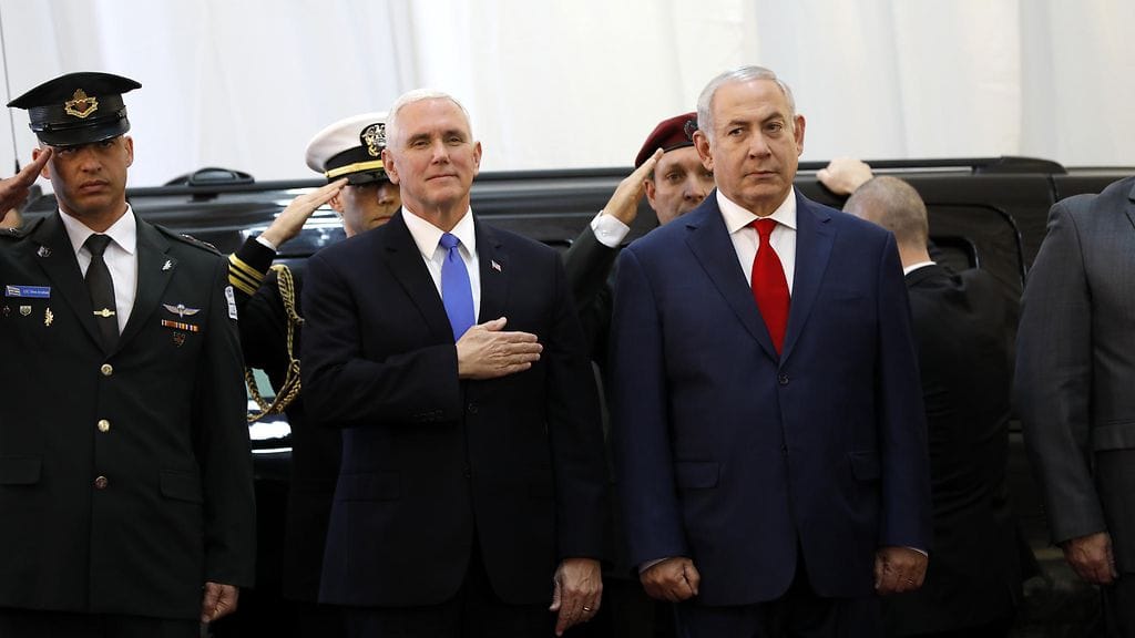 Yhdysvaltain varapresidentti Mike Pence (keskellä) otettiin tänään vastaan teltassa Israelin pääministerin toimiston edessä Jerusalemissa. Oikealla pääministeri Benjamin Netanjahu.