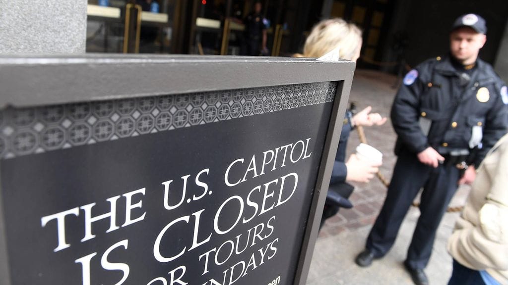 Liittovaltion rahoituksen katkeaminen sulki muun muassa yleisökäynnit Kongressin istuntopaikkaan Capitoliin.