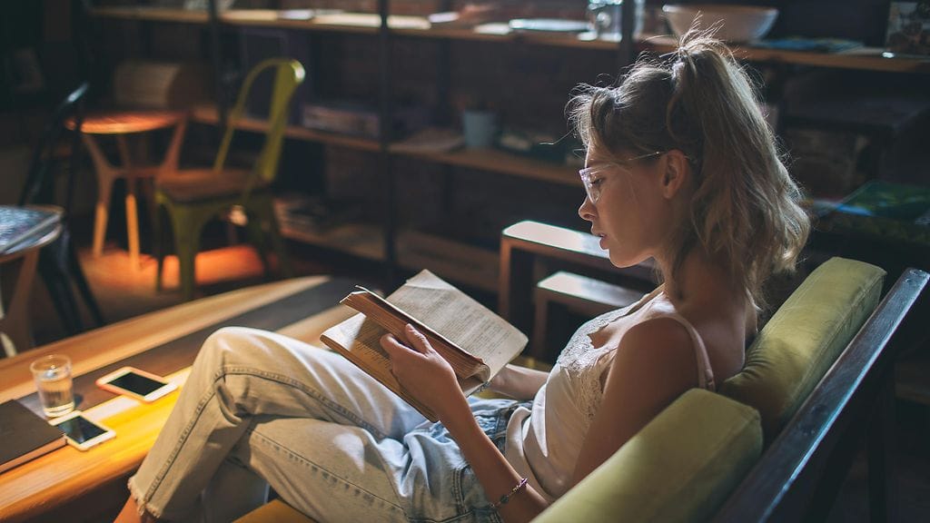 Nainen yritti lukea rauhassa kahvilassa, kun tuntematon mies yritti tunkeutua väkisin tämän seuraan. Tilanteen pelasti ulkopuolinen henkilö. Kuvituskuva.