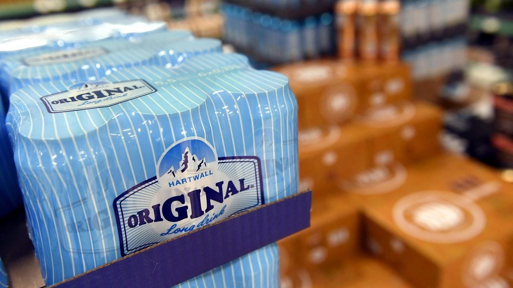 Valkeakosken Sanomat kertoo, että paikkakunnalla toimivien kauppojen alkoholin myynti ja ikärajan valvonta on viime aikoina herättänyt keskustelua muun muassa sosiaalisessa mediassa.