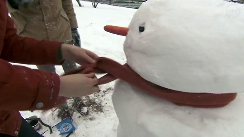 Lumiukkojen tekijöille raaka-ainetta riittää, mutta tienkäyttäjien kannattaa varautua vaikeuksiin.