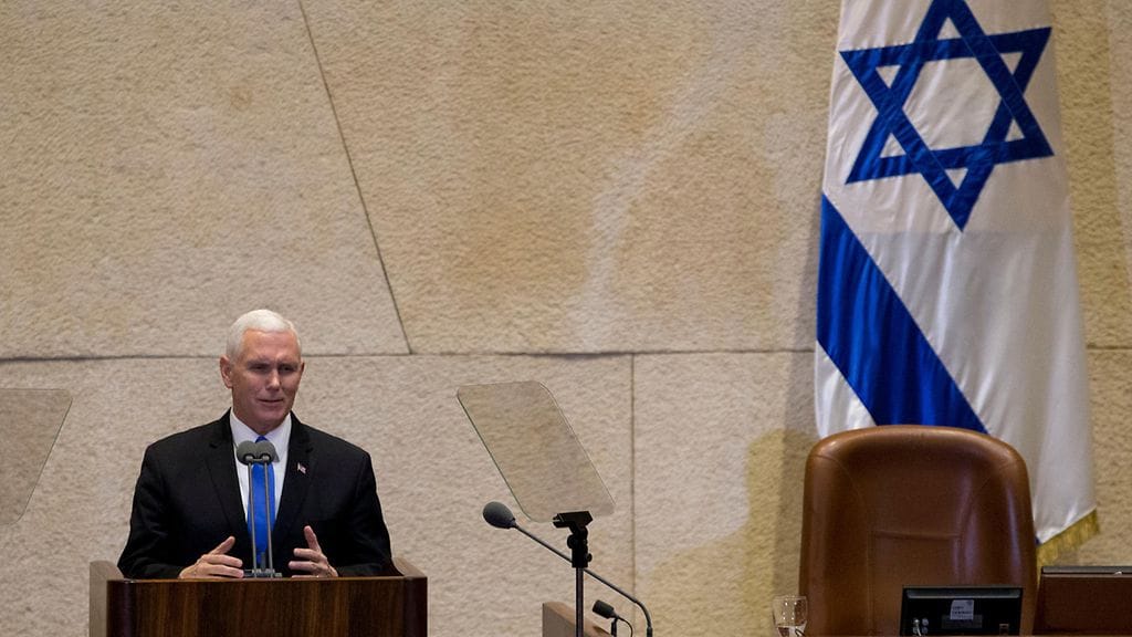 Yhdysvaltain varapresidentti Mike Pence puhumassa Israelin parlamentissa.
