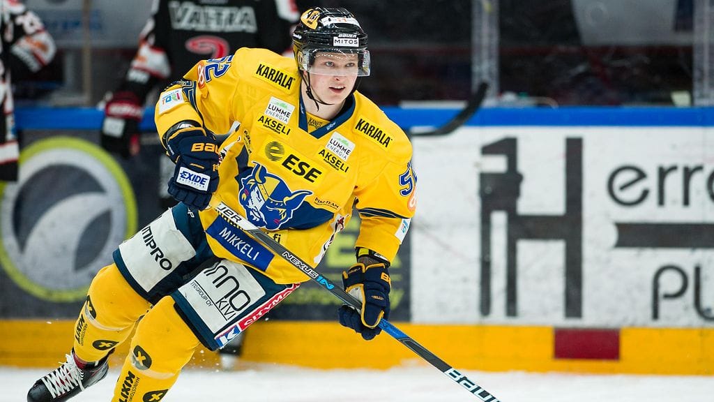 Valtteri Hietanen taklasi itsensä suihkuun.