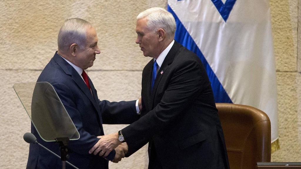 Yhdysvaltojen varapresidentti Mike Pence kätteli Israelin pääministeri Benjamin Netanjahua Jerusalemissa eilen.