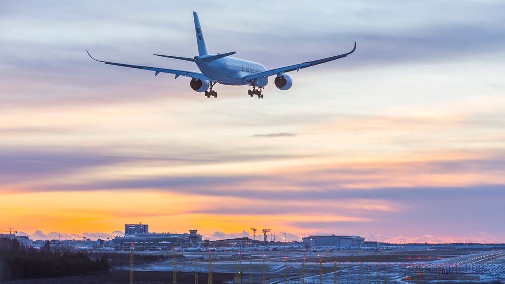 Finnairin kone laskeutumassa Helsinki-Vantaan lentokentälle.