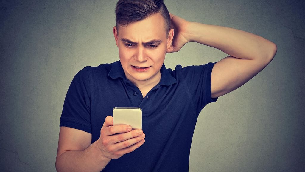 Nuori mies swaippasi väärään suuntaan Tinderissä, mutta etsi lopulta naisen käsiinsä muilla keinoilla. Kuvituskuva.