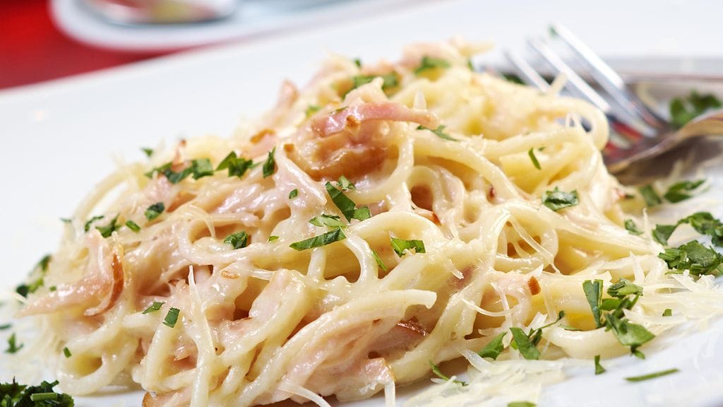 Pasta carbonaraa voi kätevästi muunnella oman maun mukaan.