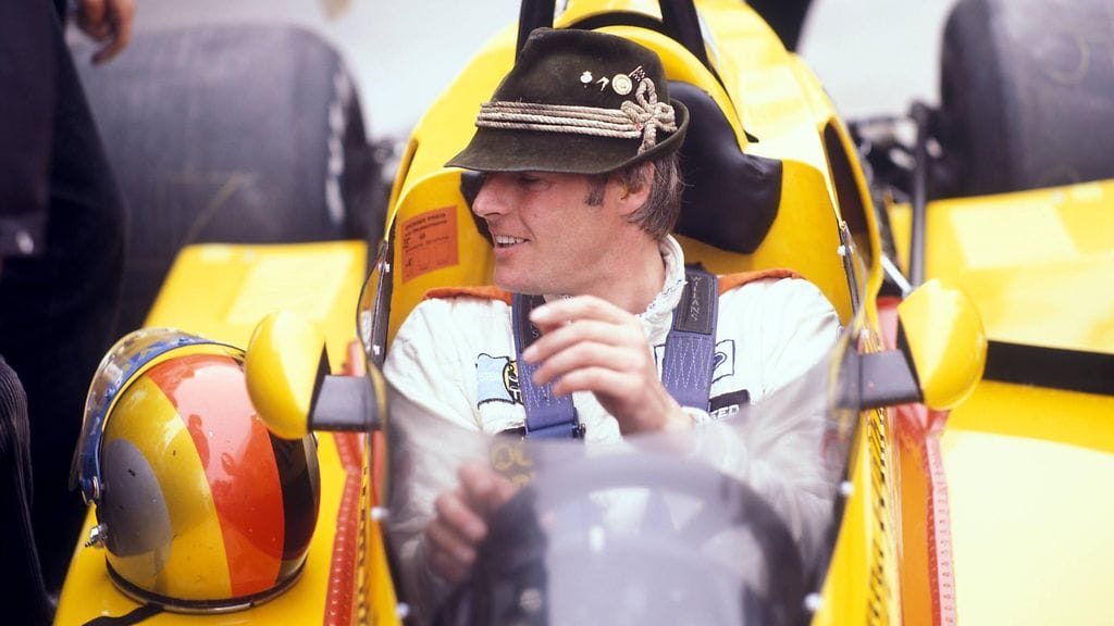 Vain yhdessä kisassa – ja siinäkin laittomasti – kilpaillut Hans Heyer tuli Saksan DRM-sarjassa tunnetuksi tavaramerkistään, tirolilaishatusta.