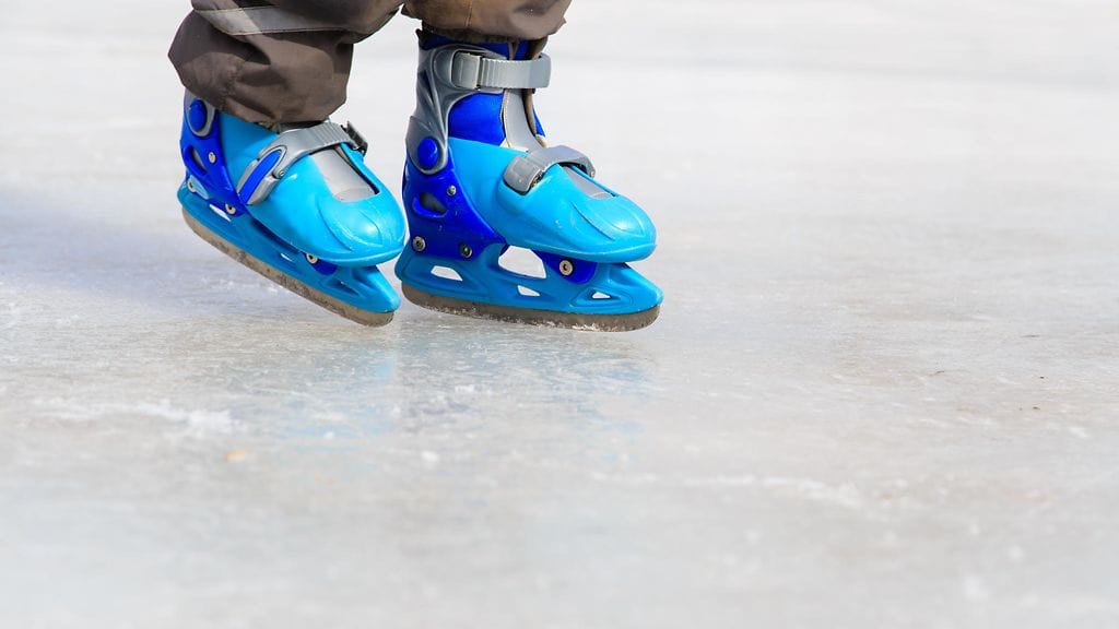 Sopivan kokoinen luistin tukee nilkkaa ja antaa mukavan tuntuman jäähän.