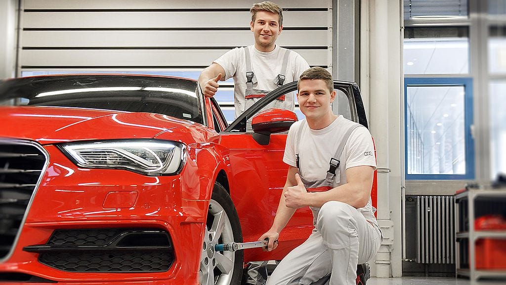 Oppisopimusopiskelijat Alexander Herbig (takana) ja Alexander Ochsenkühn ehdottivat momenttiavainten hylsyjen värikoodeja. Heidän ehdotuksensa hyväksyttiin, koska se nopeuttaa tarvittavan välineen valintaa, auttaa välttämään virheitä ja näin ollen säästää työaikaa.