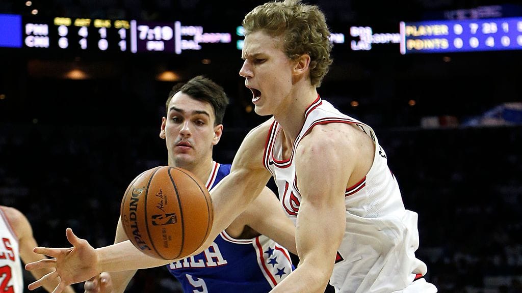 Lauri Markkanen yrittää ohittaa 76ersin Dario Saricin.