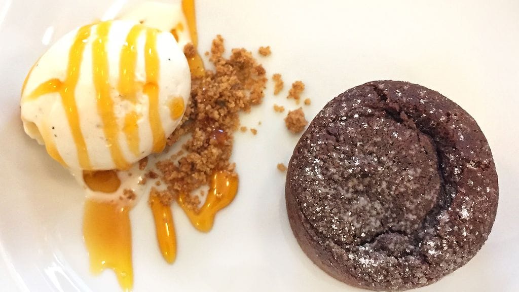 Suklaafondant on todellinen klassikkojälkiruoka! Kuvassa helsinkiläisen Hieta-ravintolan annos Jallu-jäätelöllä.