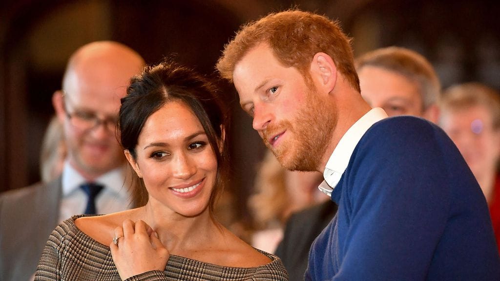 Koululainen yritti kosiskella prinssi Harryn kihlattua Meghan Marklea Cardiffissa.