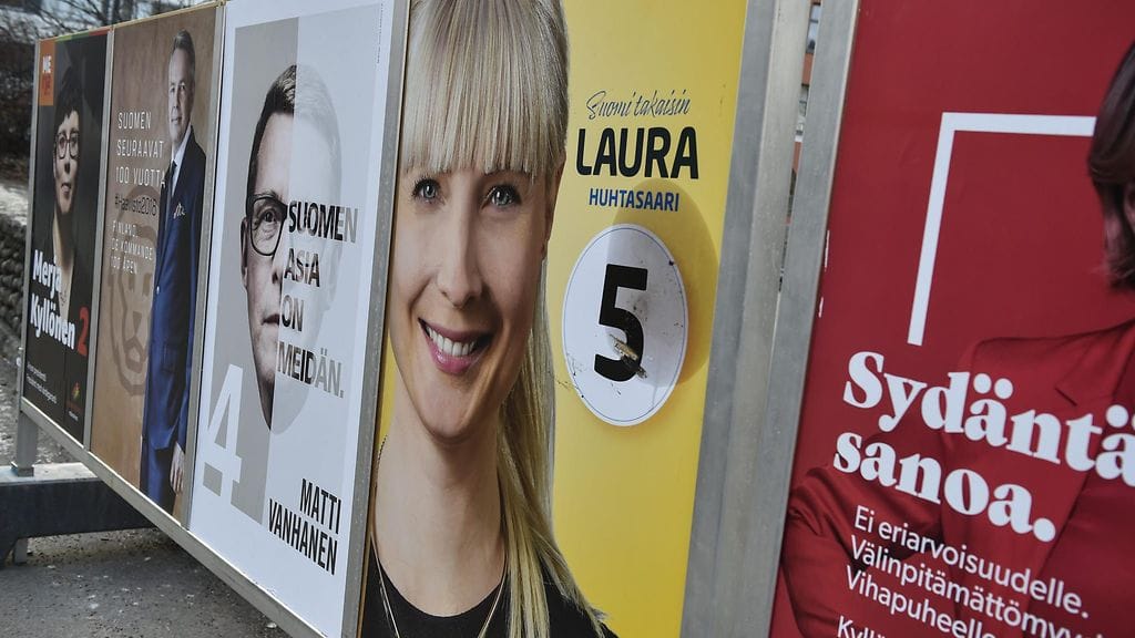 Perussuomalaisten presidenttiehdokkaan Laura Huhtasaaren vaalimainosta oli sotkettu myös Helsingin Kalliossa 12. tammikuuta 2018.